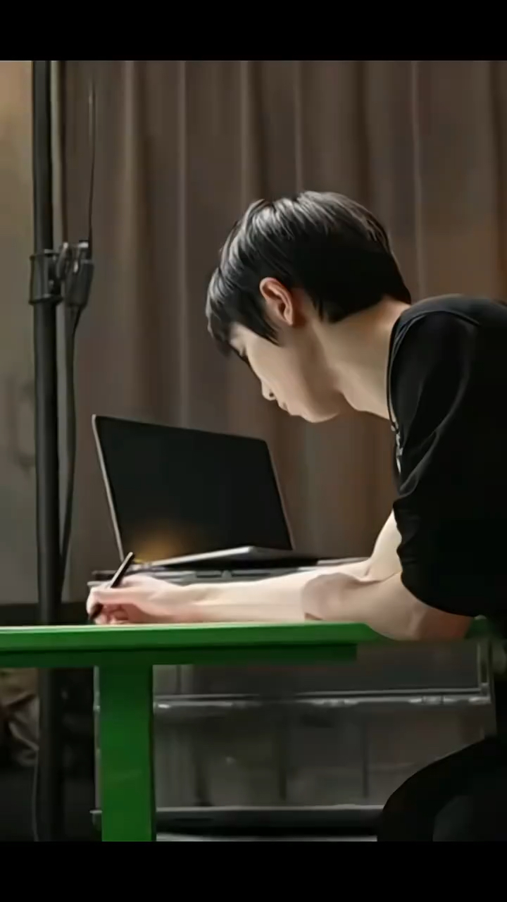 认真工作的男人真的好帅