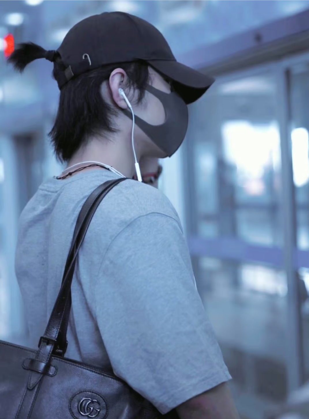 肖战官宣加盟晚会,长发机场扎小啾啾,网友表示表演时间虽晚但等