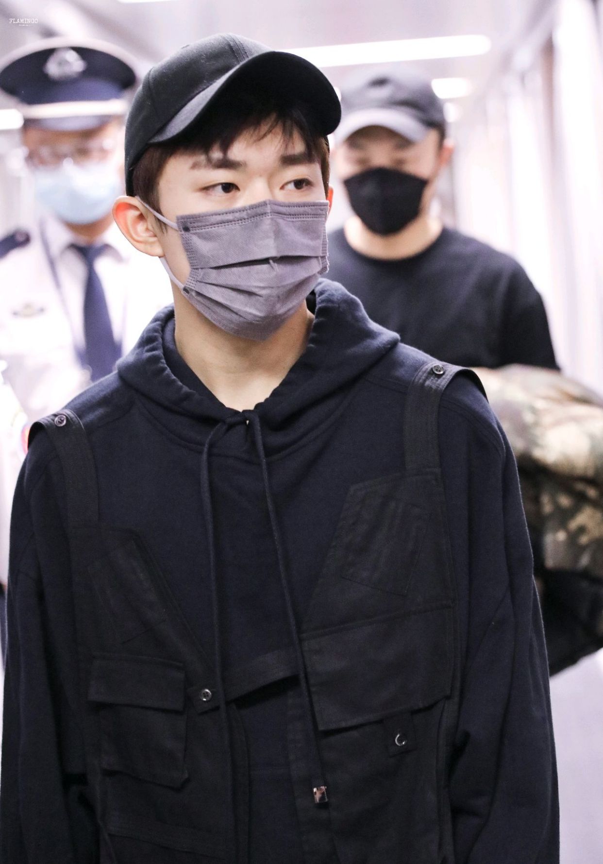 易烊千玺all black搭配现身机场,卫衣外搭工装马甲,酷崽出街