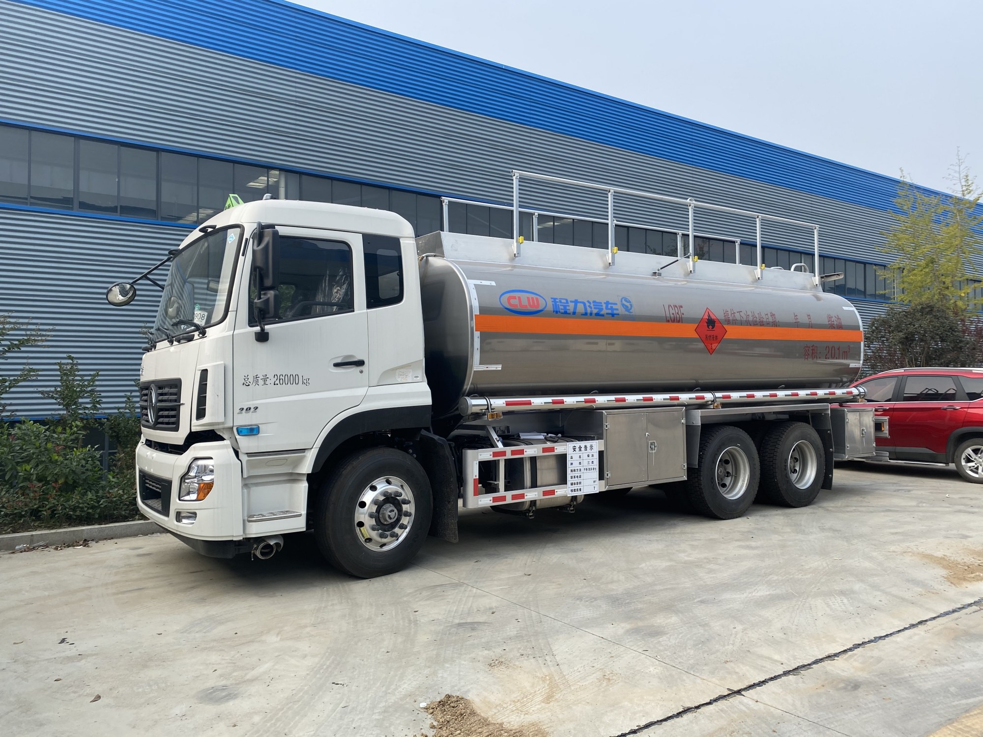 东风天龙后双桥铝合金运油车