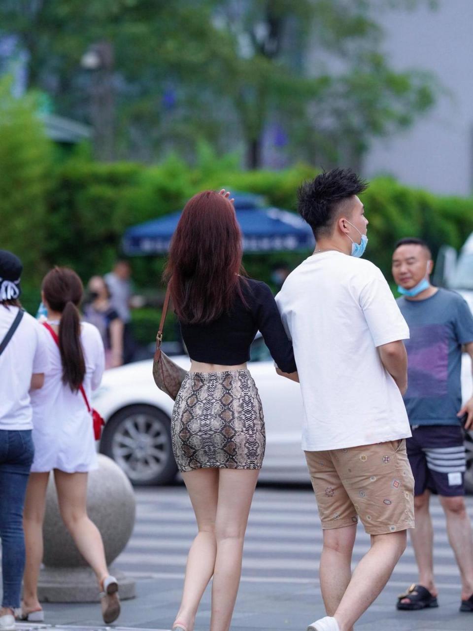 街拍逛街小情侣!这身材完美!