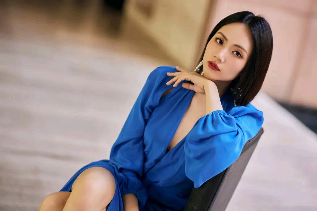 刘惜君身穿一袭性感时尚服饰,尽显妙曼身材女神