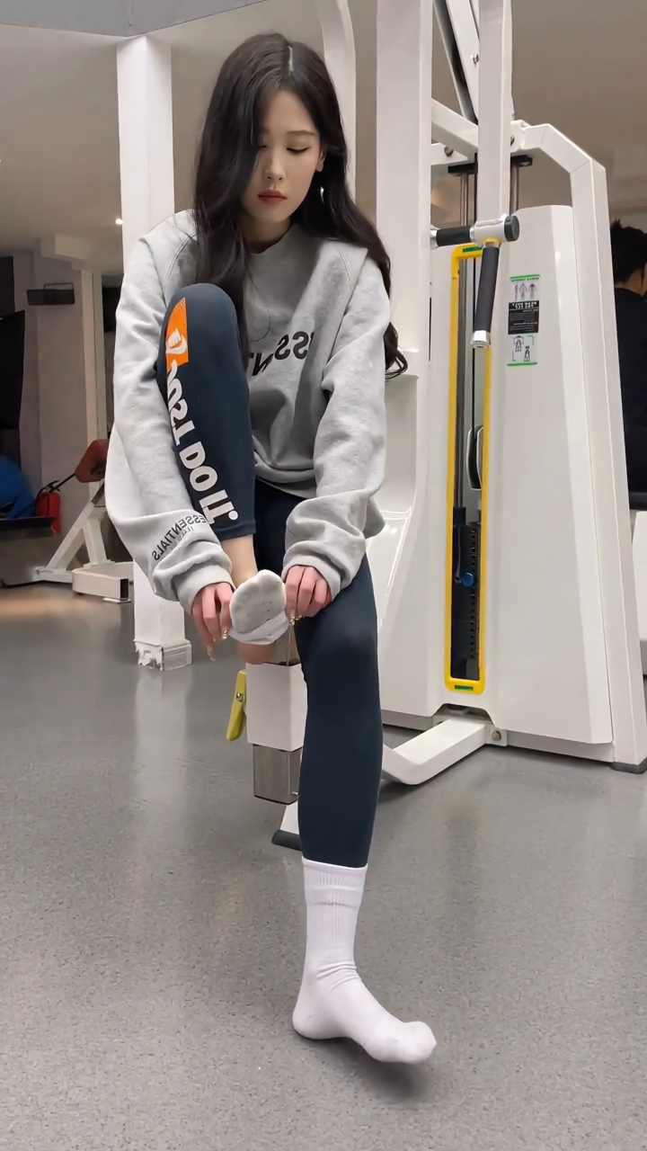 闺蜜说她运动过后脚也不臭,我不信,她拿起袜子闻了闻假装没反应,看她