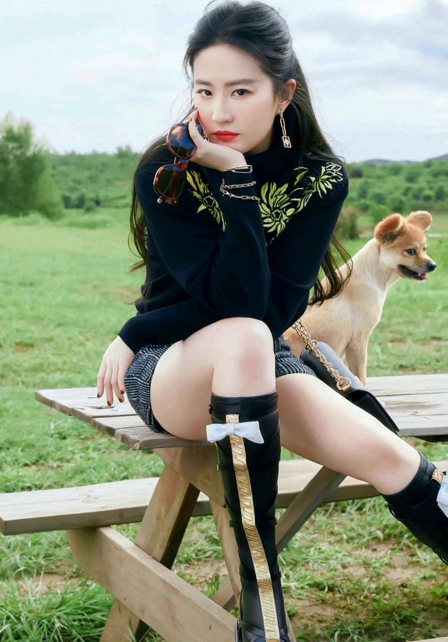 刘亦菲金色印花卫衣搭配条纹短裤,置身狂野沐浴清风中,一举一动皆动人