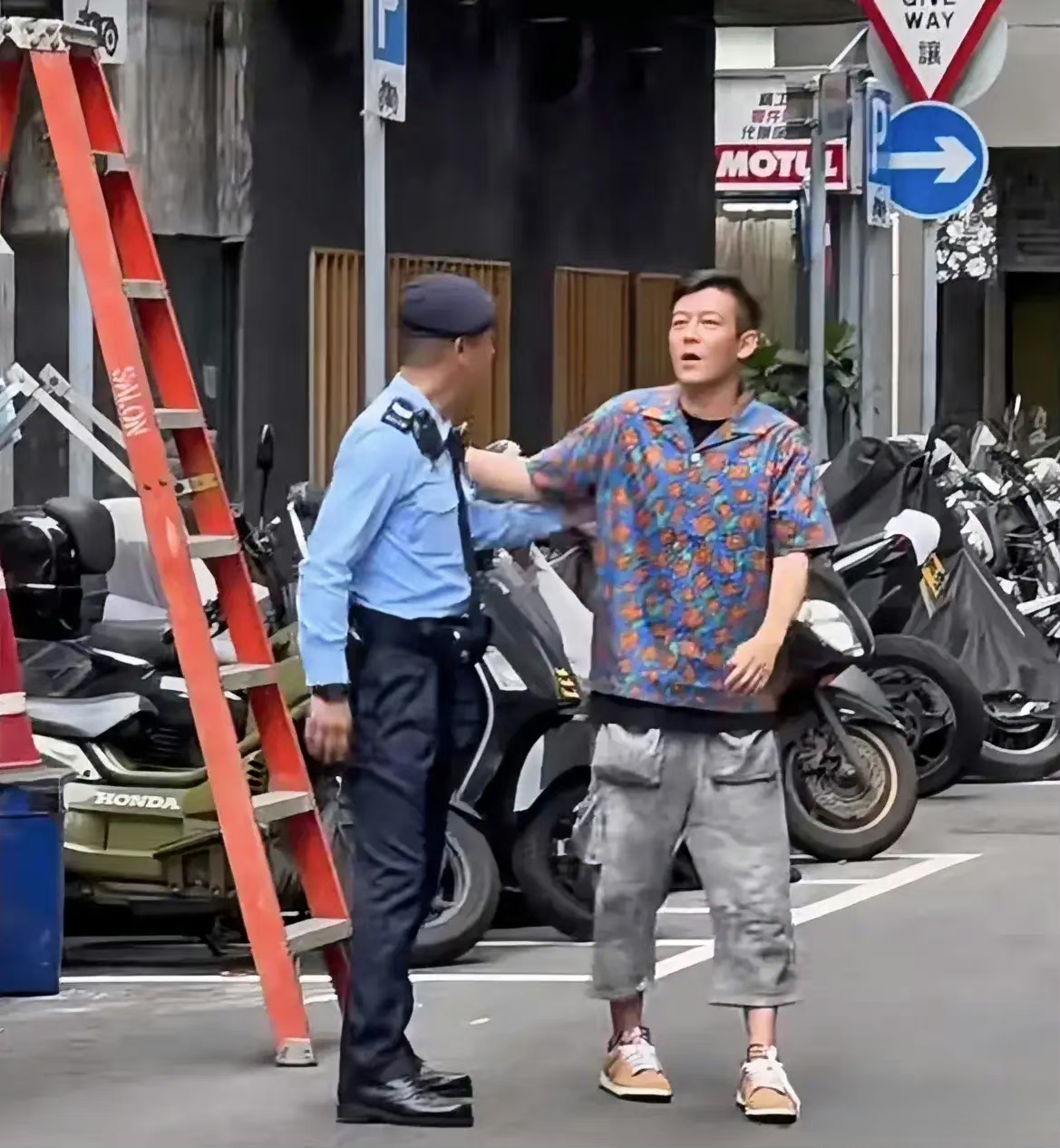 陈冠希街头偶遇陈小春,网友:梦回头文字d,冠希看起来比春哥憔悴