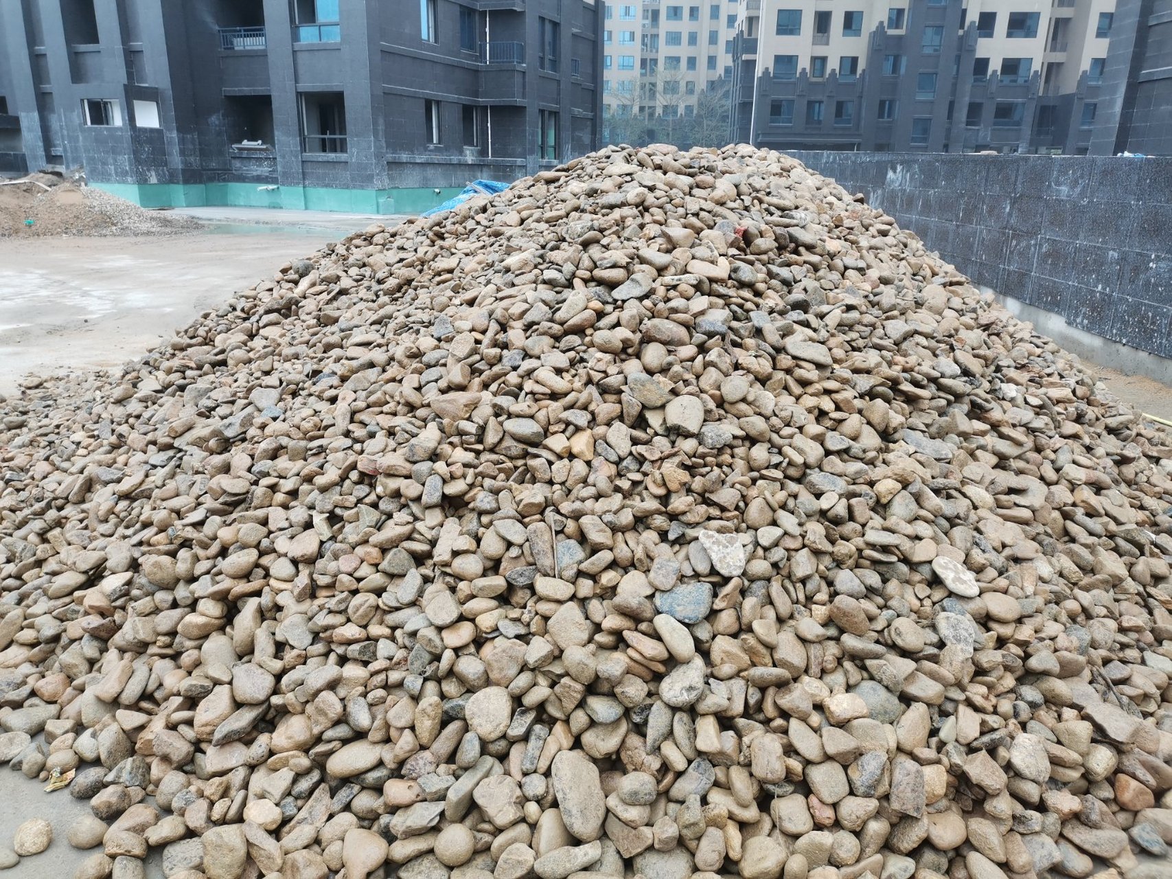 地下室顶板滤水层设计铺卵石,但是卵石不好买啊,能用碎石代替吗