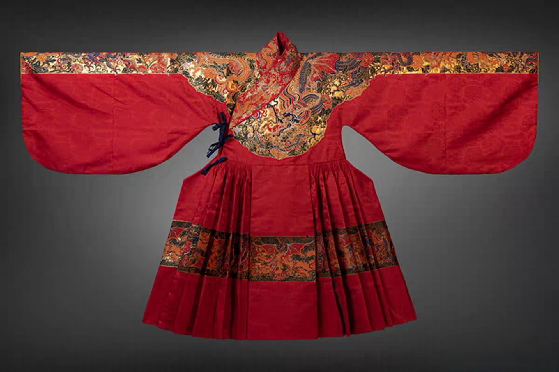 红黄交替,这种颜色的锦衣卫衣服是蟒袍,是皇帝的赐服,是锦衣卫中等级