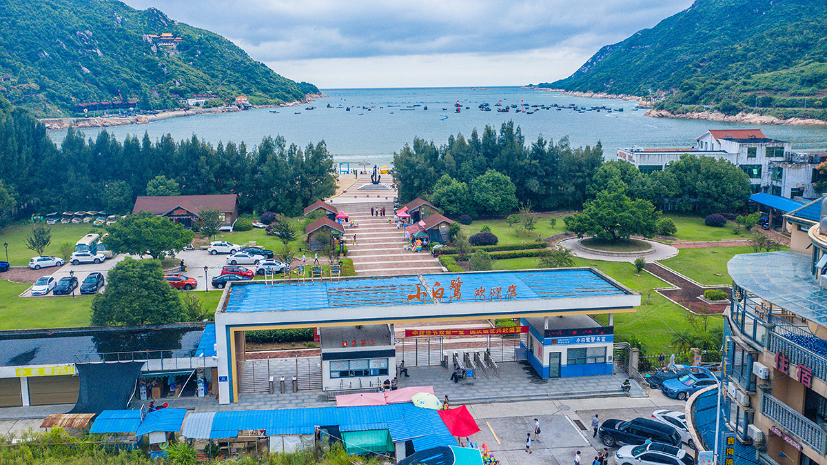 这个海滩位于福建沙埕港以南小白鹭海湾,距离太姥山不远,下高速再开30