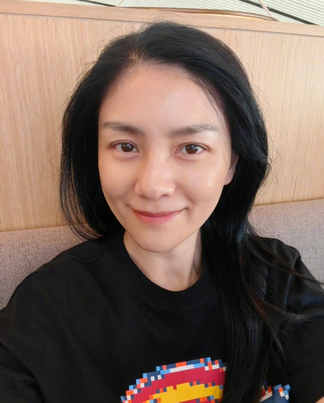 胡可晒素颜照,发际线上移发量稀疏,岁月不饶人.二儿子小鱼儿戴上眼镜