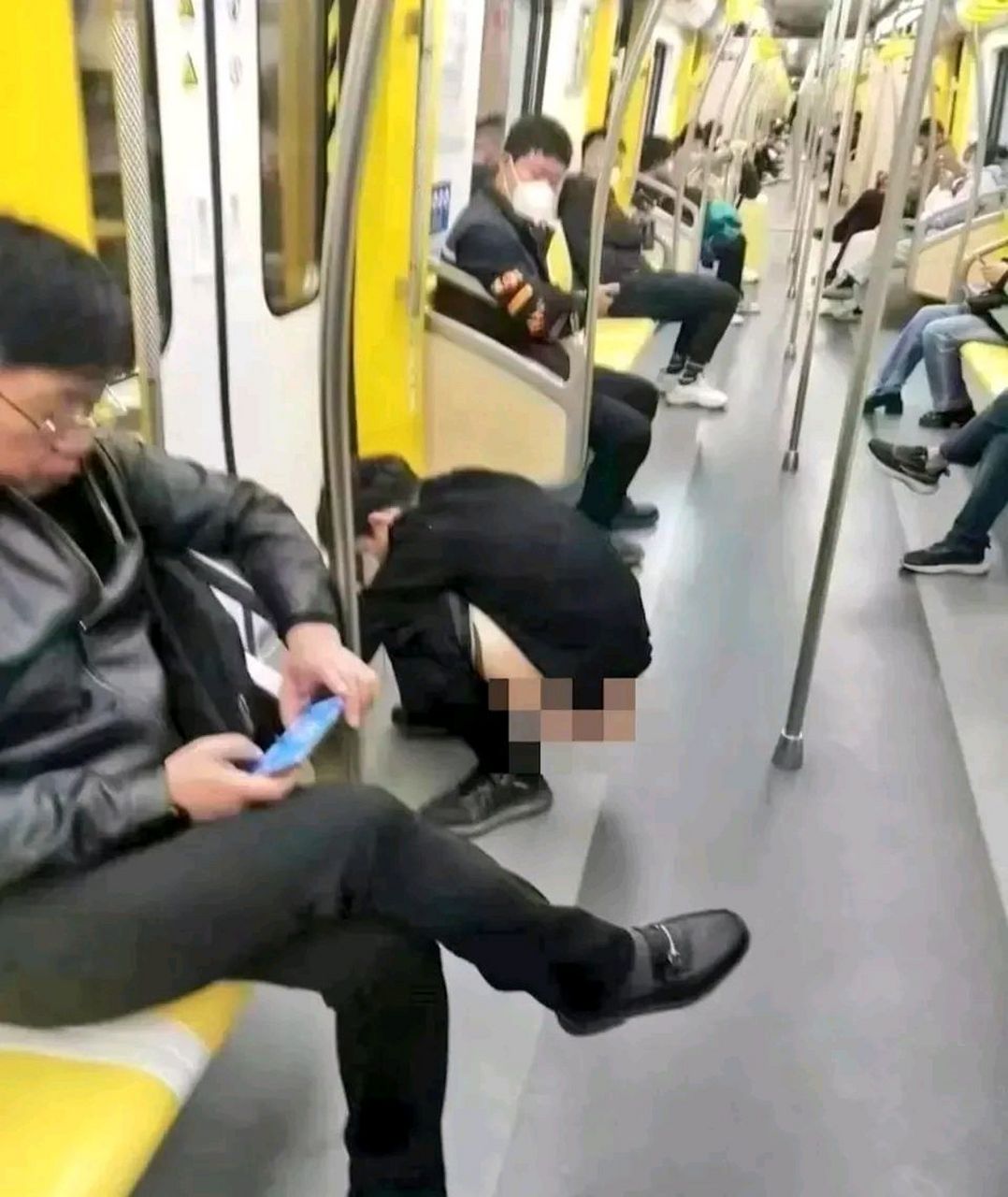日,有网友爆料,青岛地铁一号线,一名男子当着众人的面,公然脱裤子大便