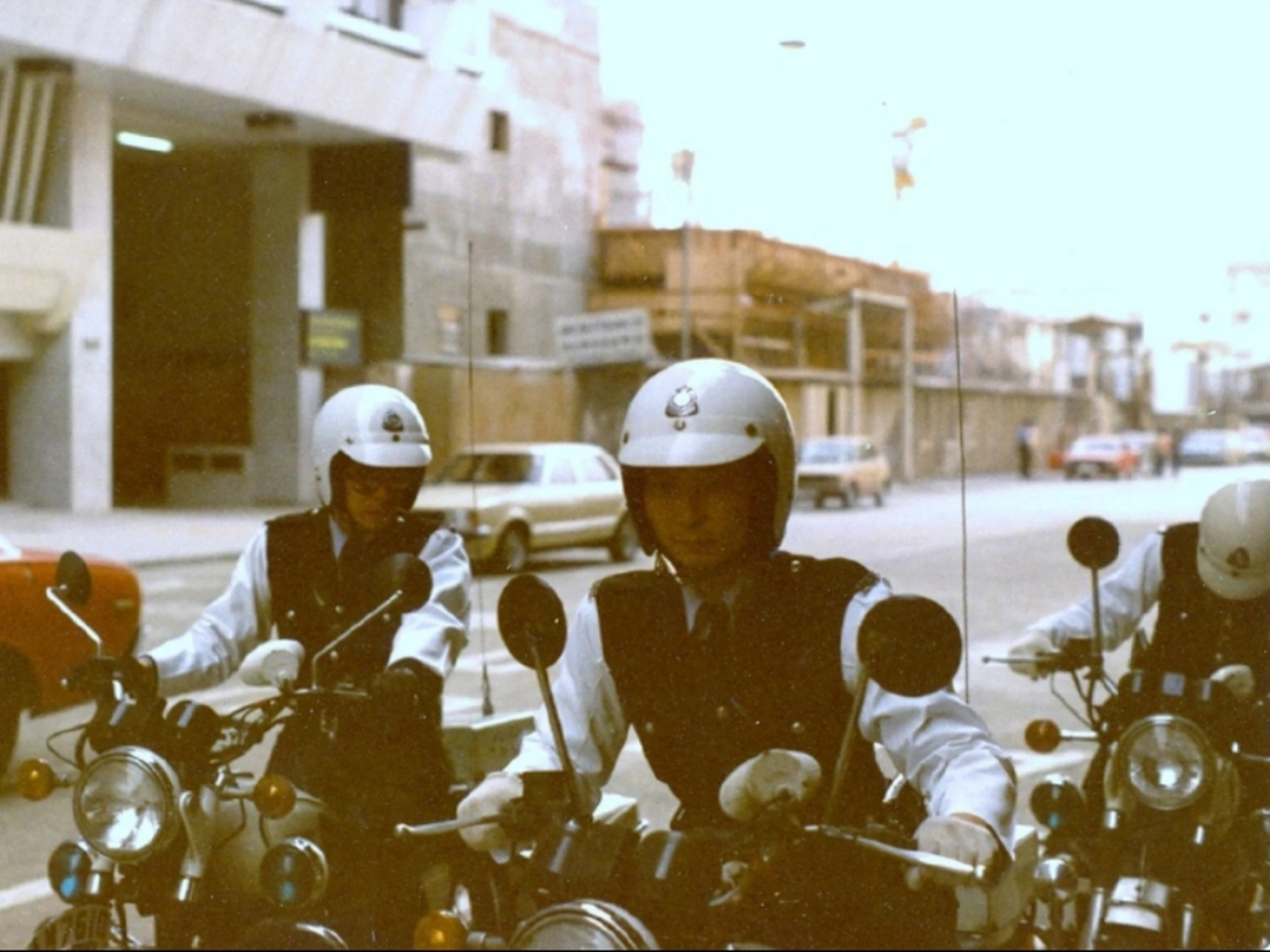 1980年,香港街边警察,骑着摩托车,戴着头盔很是拉风!