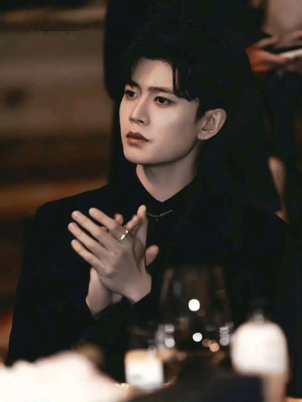 眼神开车,喉结挂挡,这还真不是虚传,任嘉伦真的有一种贵公子的感觉!