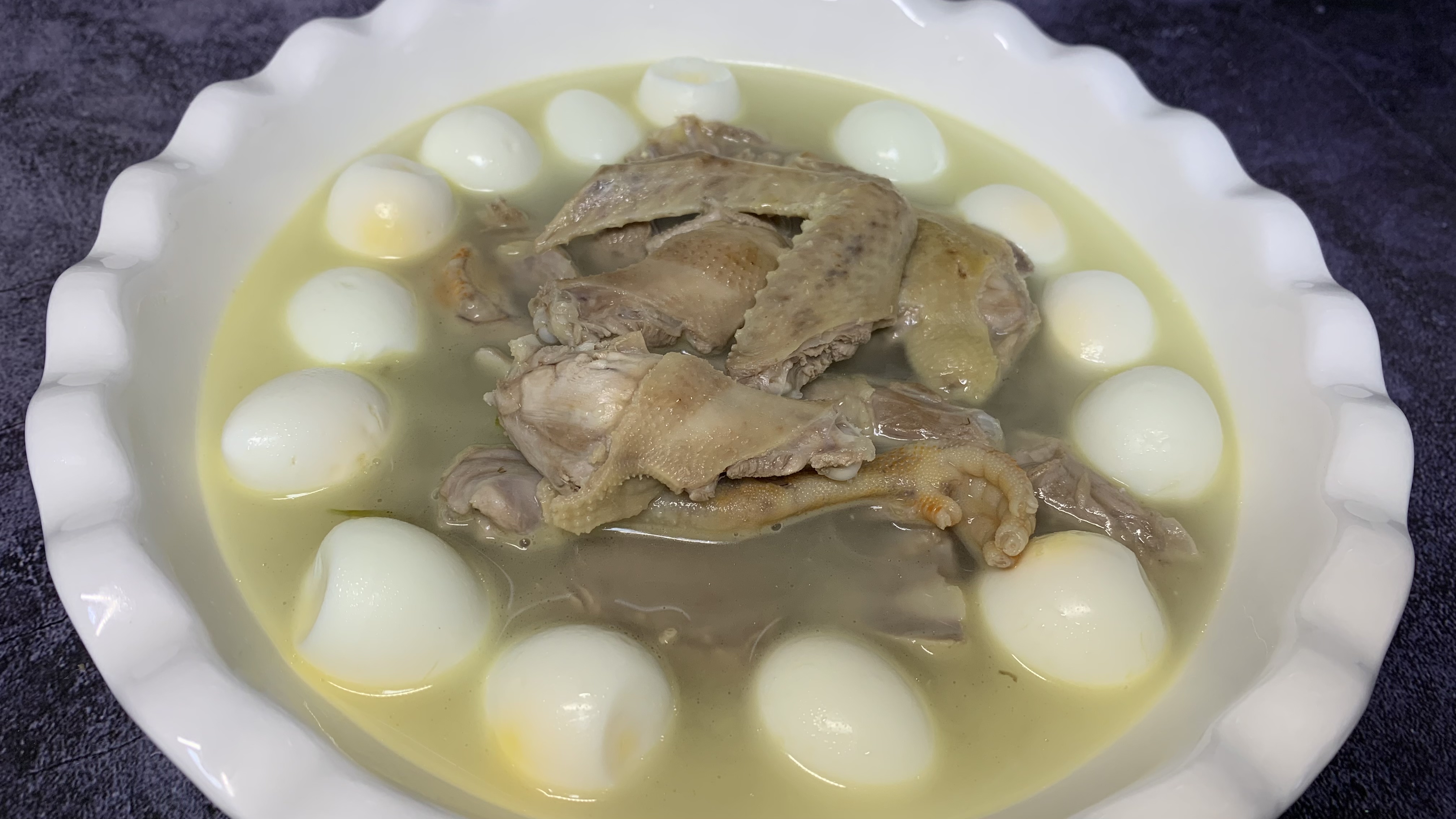鸽子汤怎样炖好喝又营养,大厨教你正确做法,汤白味鲜,肉嫩软烂