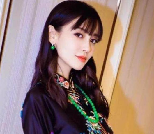 跟着杨颖戴翡翠,让你轻松解锁女明星的高级感,化身"时尚达人"