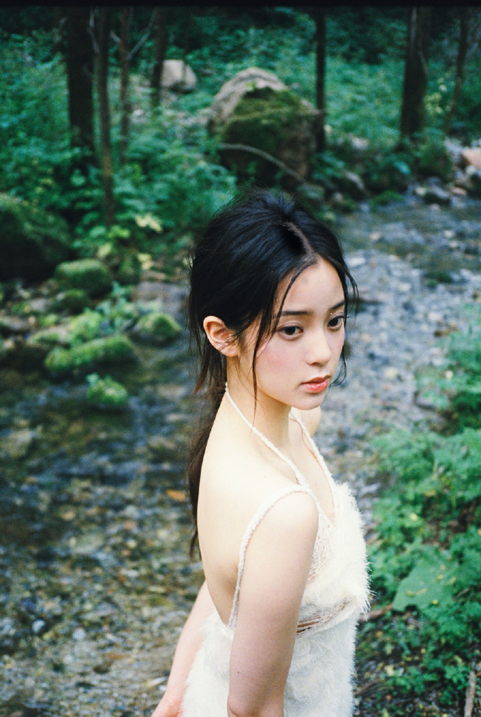 组图：欧阳娜娜林间情绪大片释出 一袭白色吊带裙清新灵动第3张图片