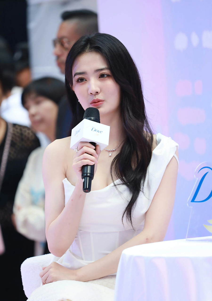 徐璐,肤白貌美气质佳,出席活动一袭白裙尽显完美身材.