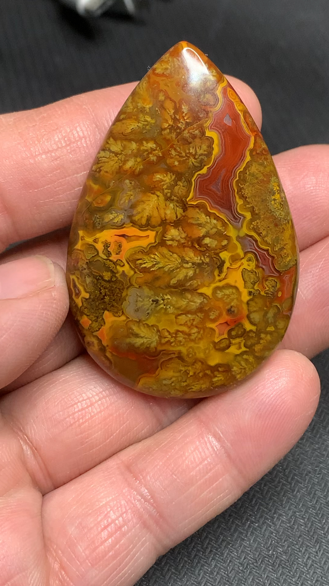 战国红玛瑙红底金草花吊坠