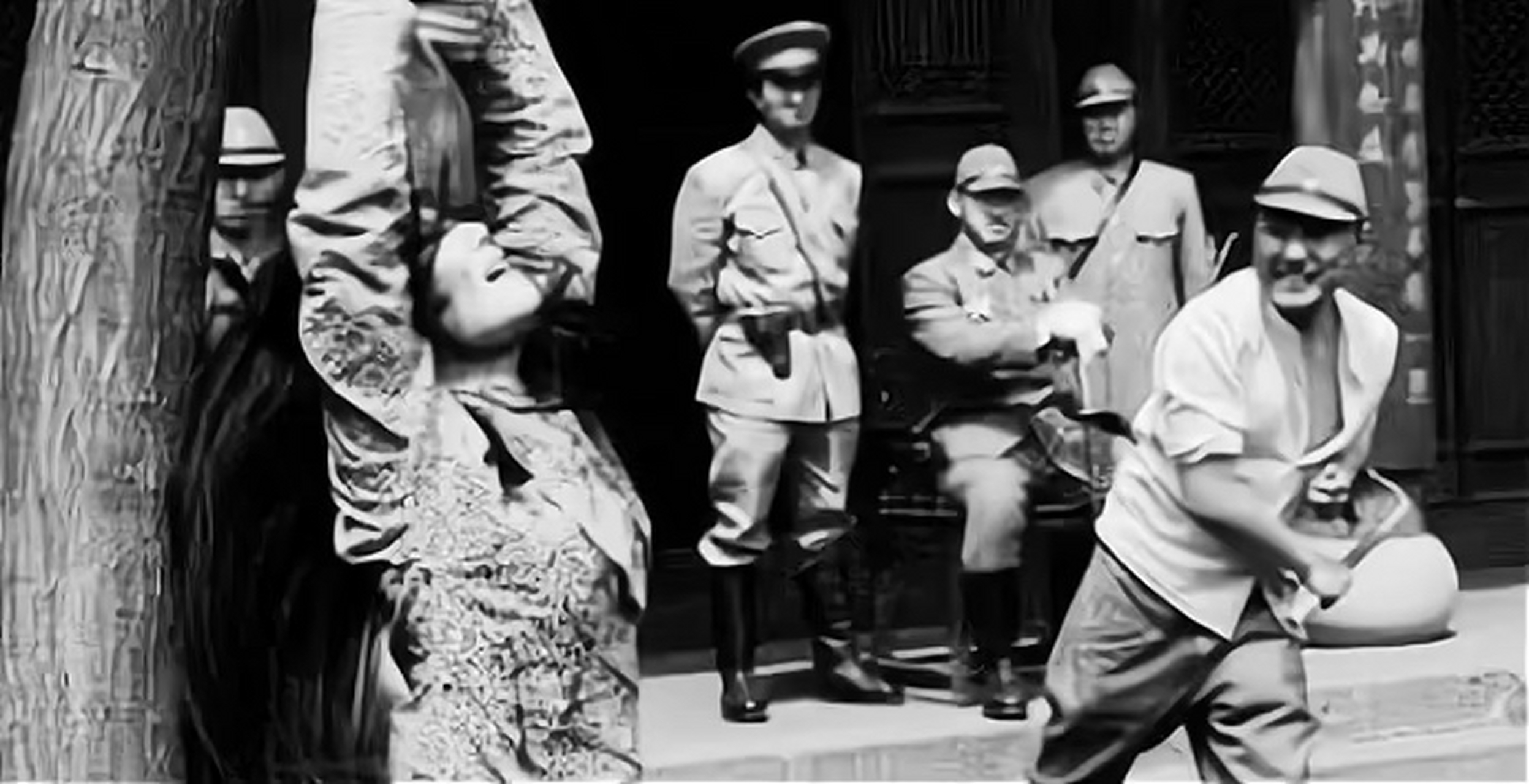 这张图中的小日矮子,正在残害一名手无缚鸡之力的妇女!