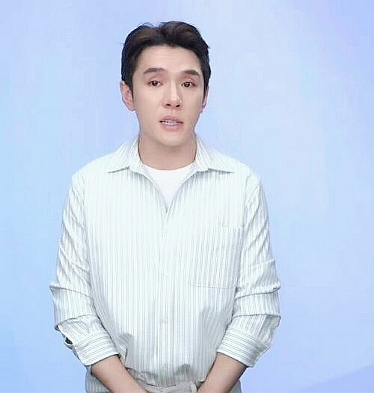 这几天一直刷到他带着哭腔,一脸真诚地道歉求原谅.忍不住搜了一下,噢!