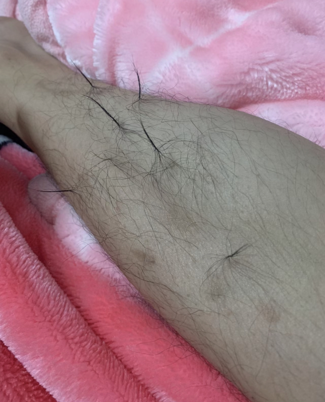 网友:给男朋友的腿毛扎小辫,看电视无聊的时候搓的小辫,你们男朋友也