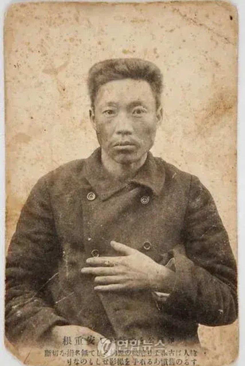 这是1910年,韩国烈士安重根,被日军逮捕后,留下的一张罕见老照片,就在