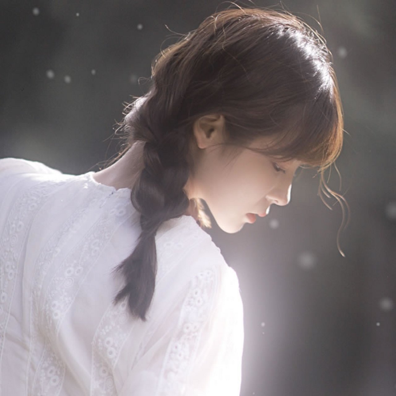 1,#张若昀唐艺昕甜蜜樱桃吻# 张若昀唐艺昕合体拍写真,夫妻高调上演"