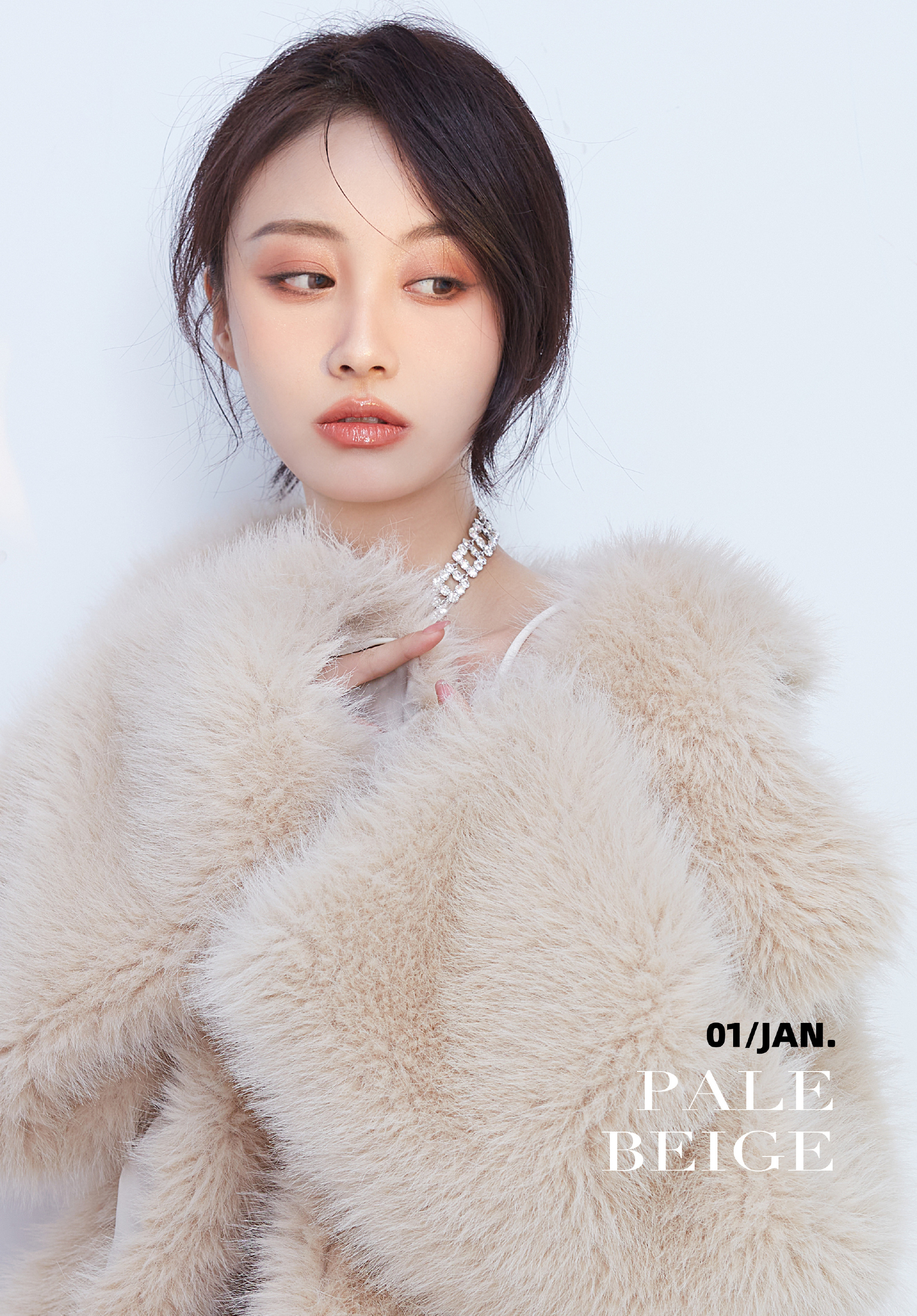 好像是位美妆博主,长得很漂亮,又特别会化妆,养眼