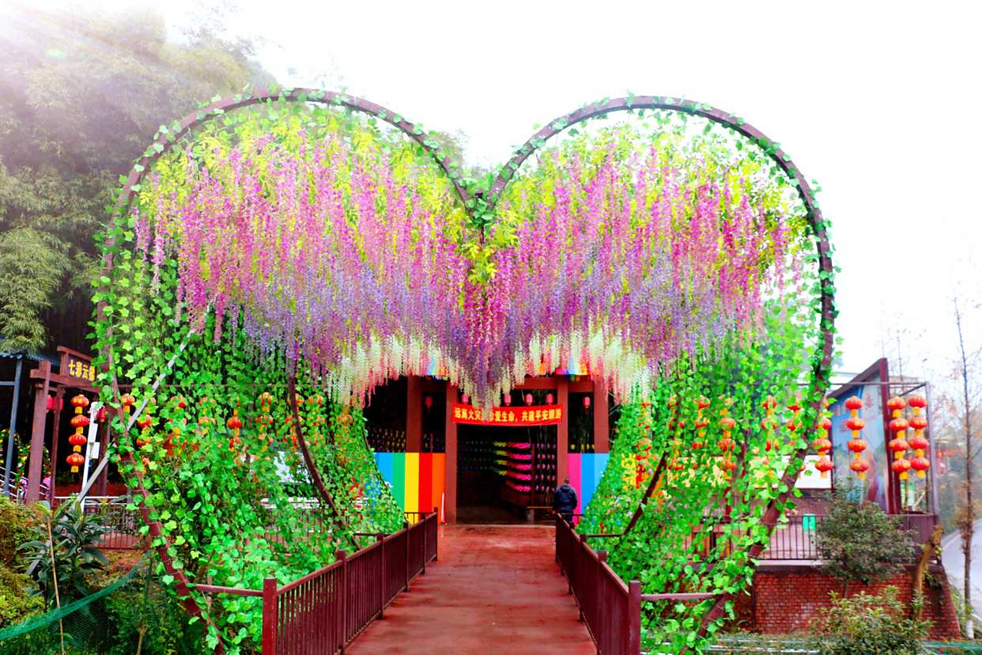 整个园区包括:清溪河道景观,花田景观,景观桥,登山栈道,瀑布景观