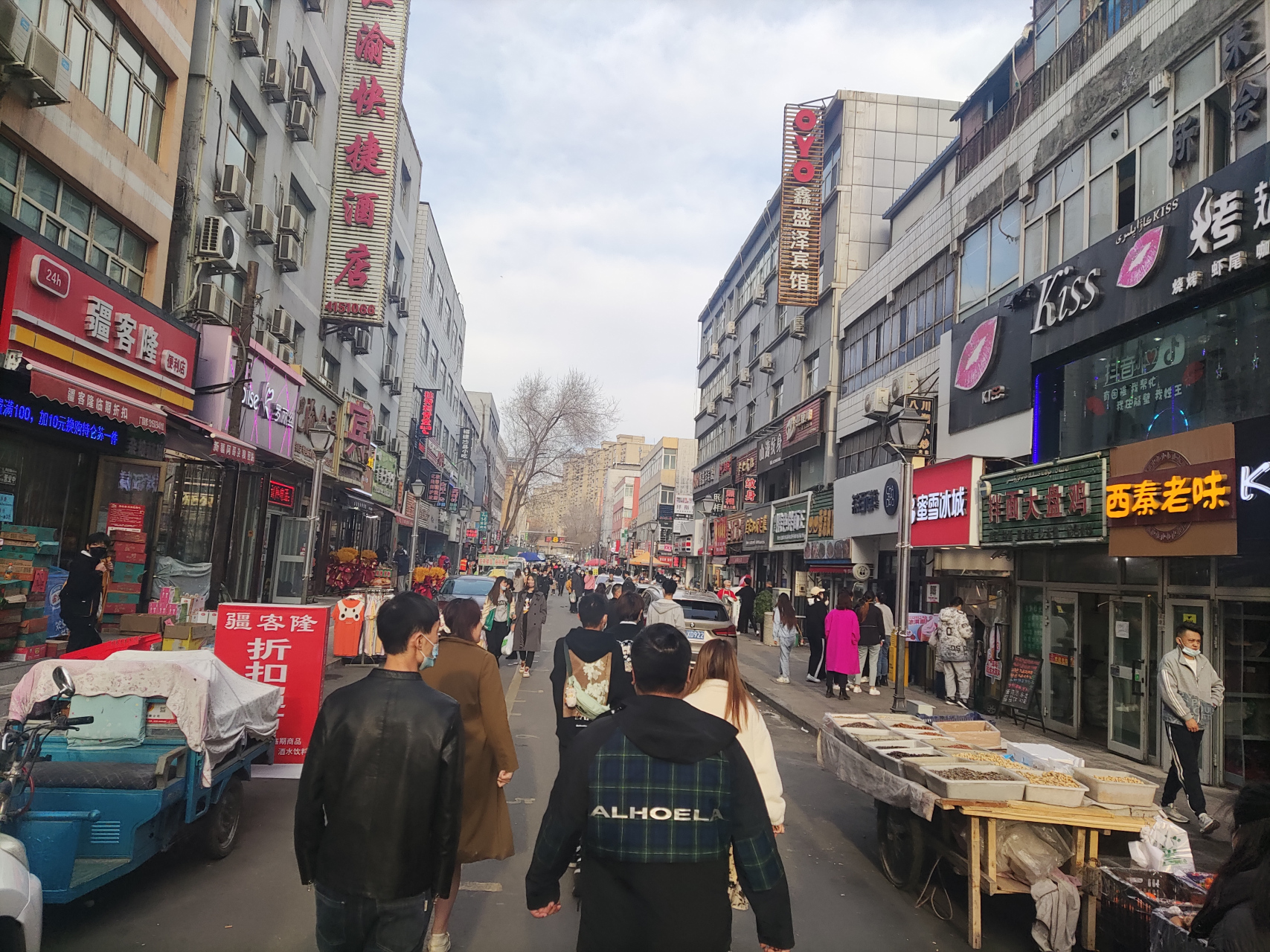 乌鲁木齐头条# 乌鲁木齐劳动街巷道,人气越来越足.