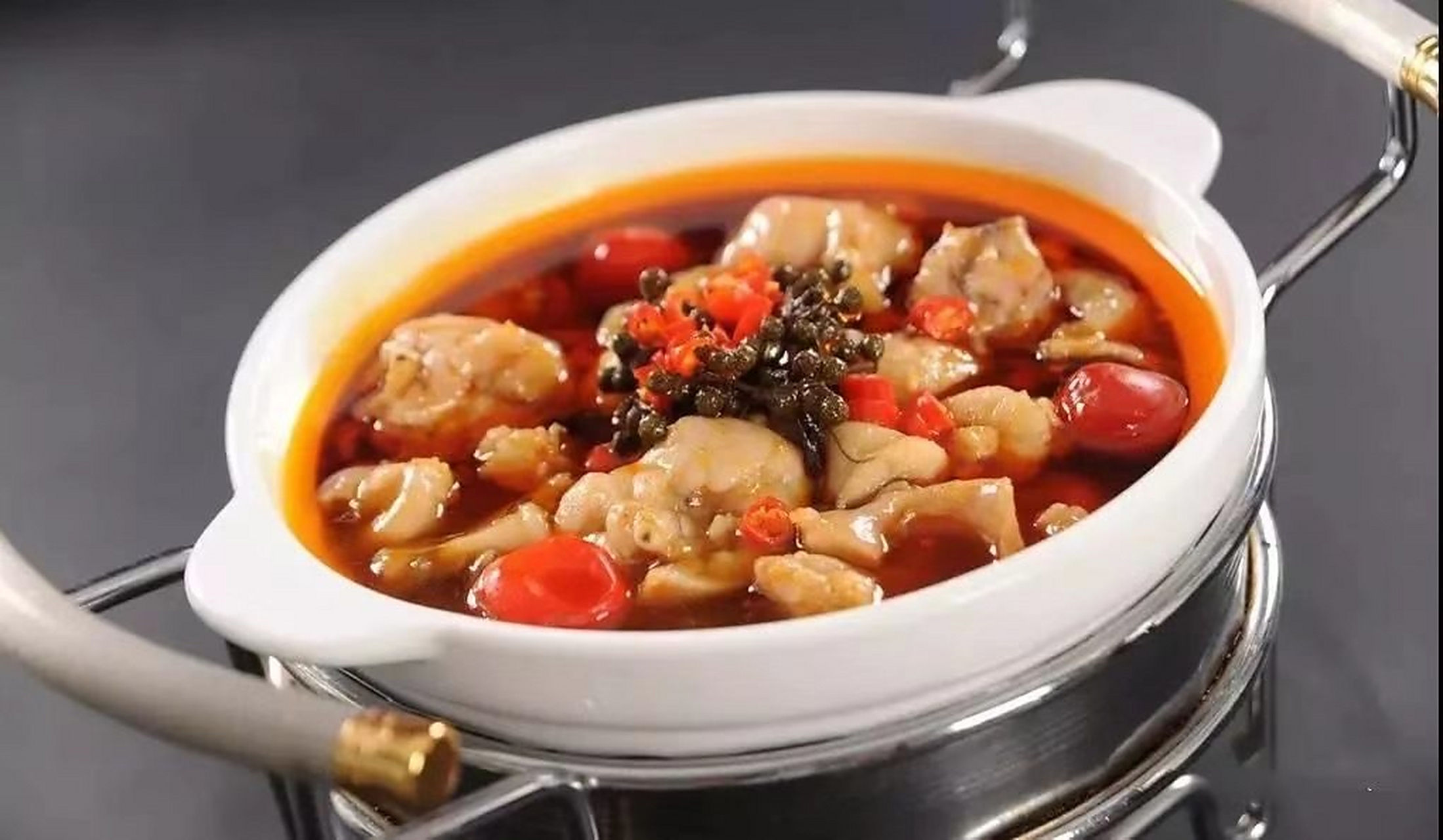 初加工: 1,净牛蛙肉300克洗净,切成3厘米见方的块,加入牛肉粉,味精各