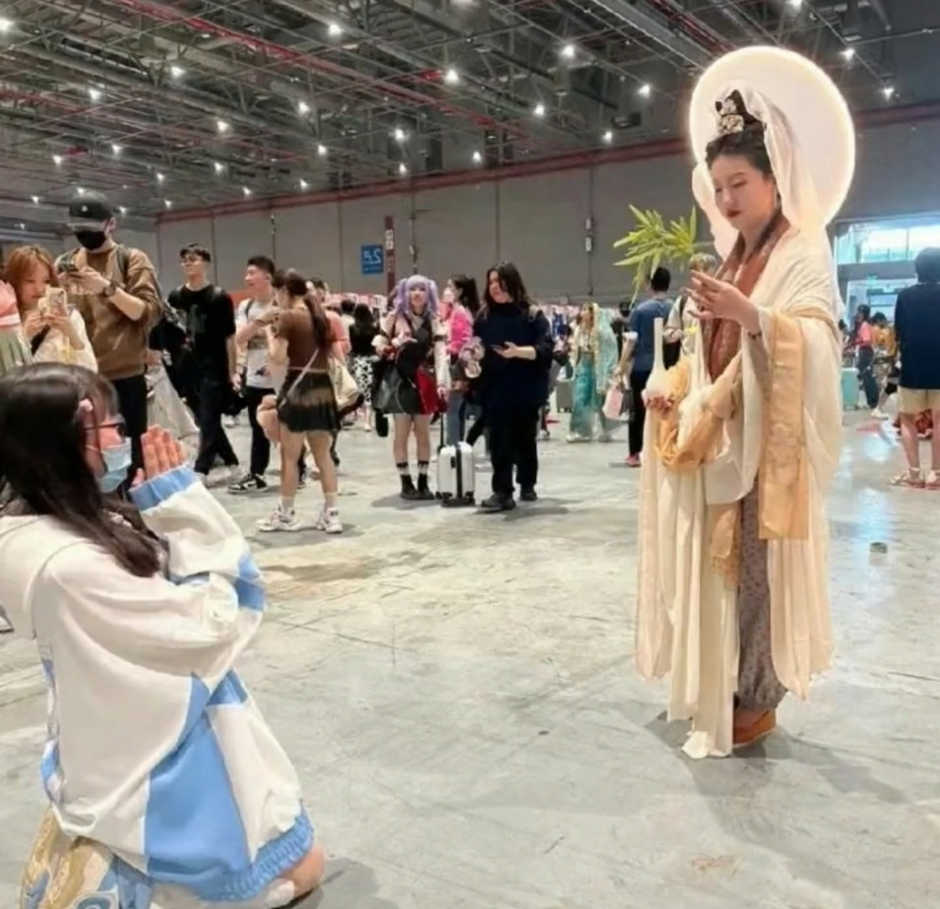 cp29漫展惊现 cos "观音菩萨",很多漫迷们过去对着这位观音菩萨进行了