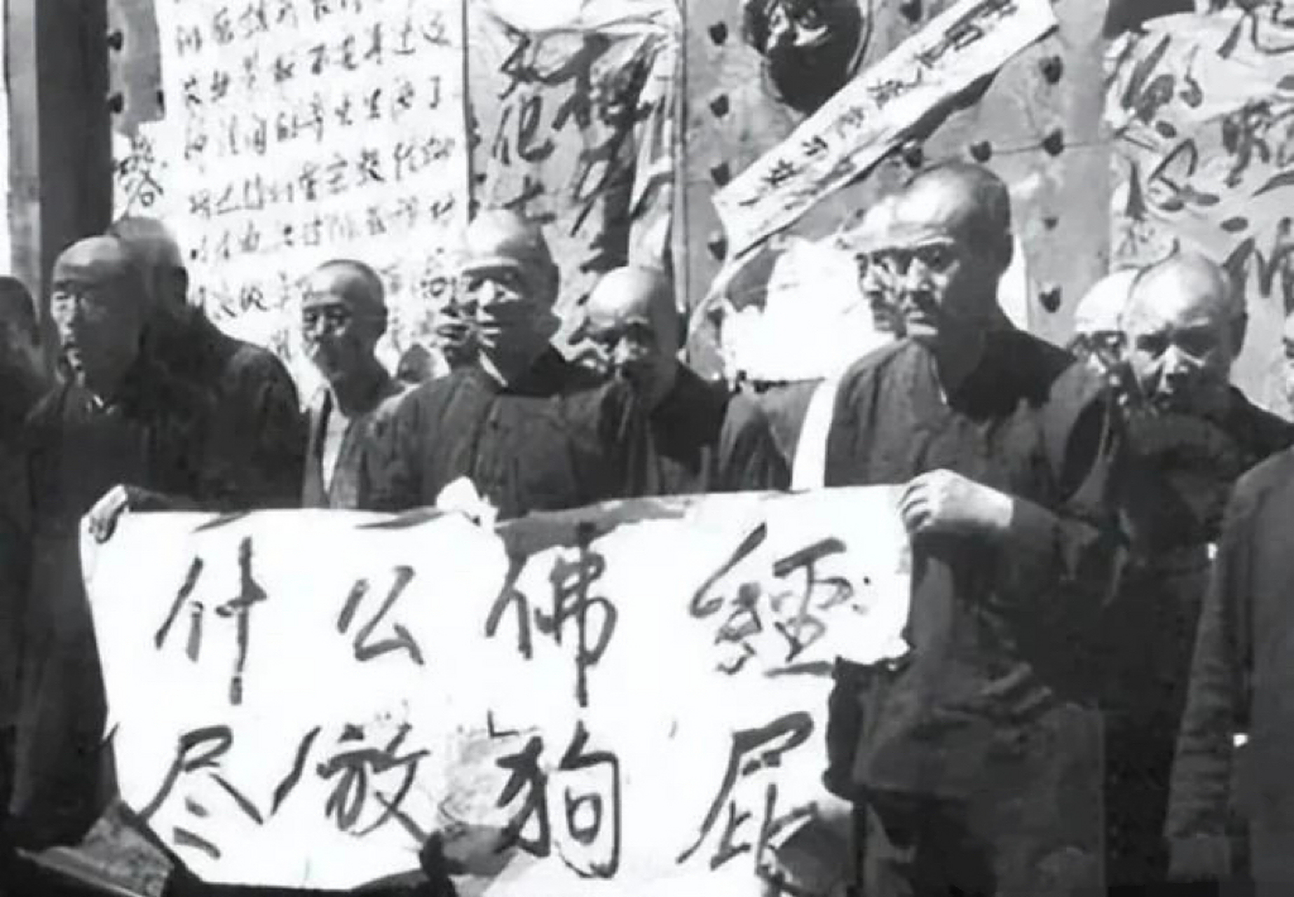 60年代,破四旧时的僧人