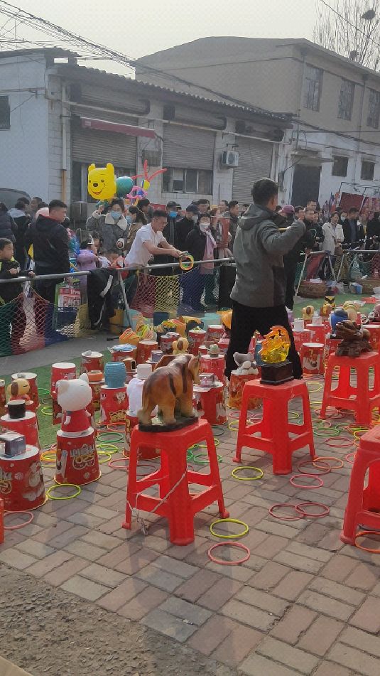 逛庙会,看套圈,好热闹