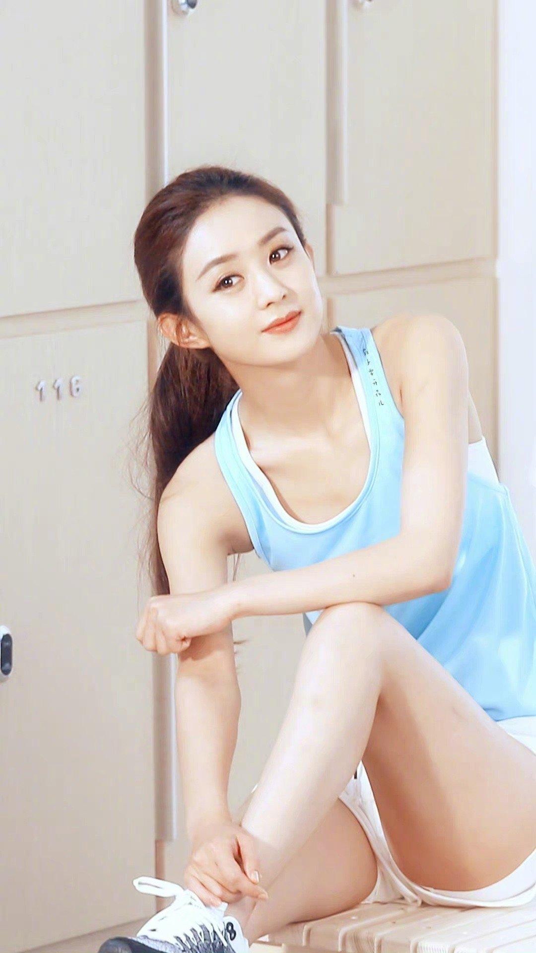 赵丽颖白色运动短裤蓝色蓝色运动背心做运动,扎高马尾,清纯可爱