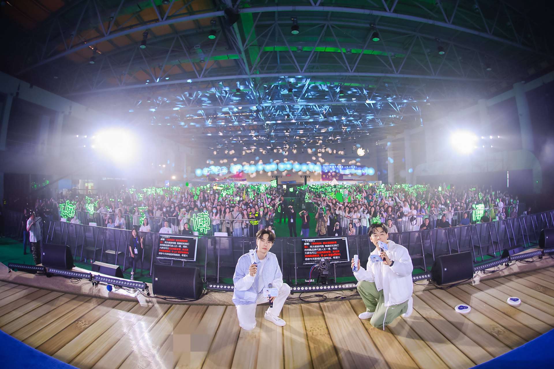 正好借此机会回顾一下那些年#王一博# 与粉丝们的合影吧~[比心][比心]