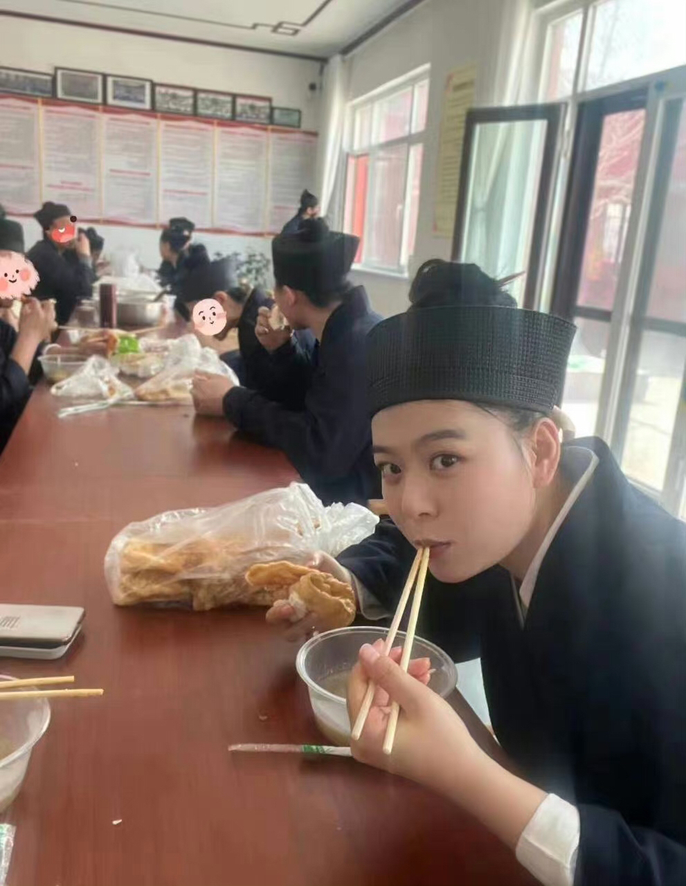 还是道友好看,仙风道骨的,气质清新脱俗,这东方道士和西方道士谁更有