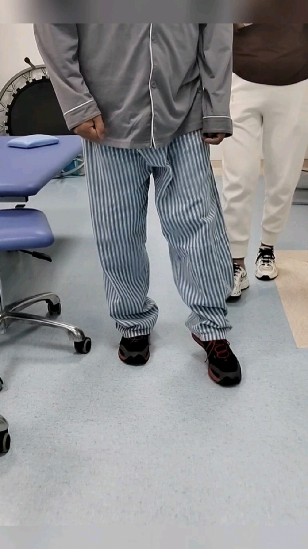 这是一位偏瘫患者,目前走路这种姿势,你们认为可以继续走路吗,评论区