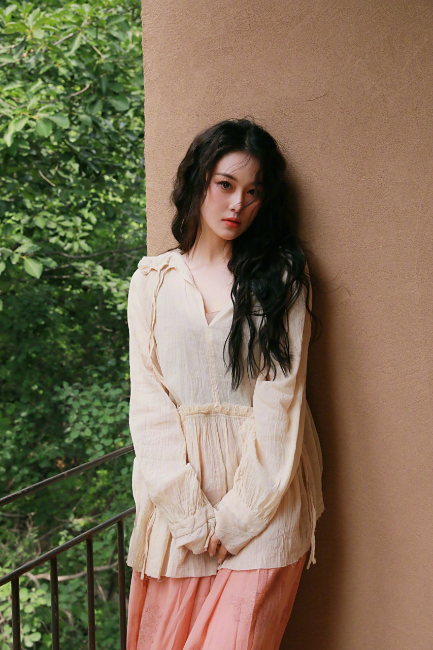 张馨予一头长卷发,木耳边雪纺衫长裙,慵懒随性的样子,有种浪漫的法式