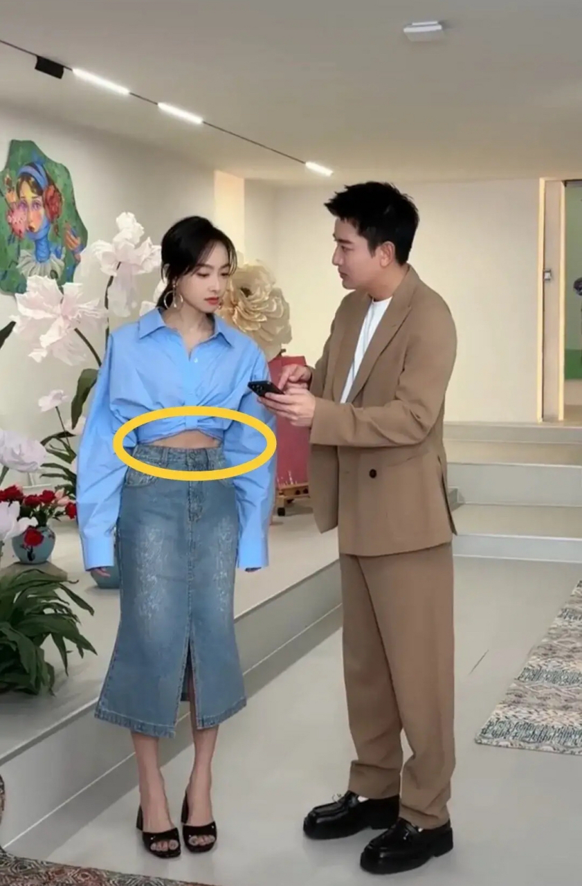 宋茜教贾乃亮跳舞,无意间露出"腹肌",网友惊呼:这得撸多少铁啊!