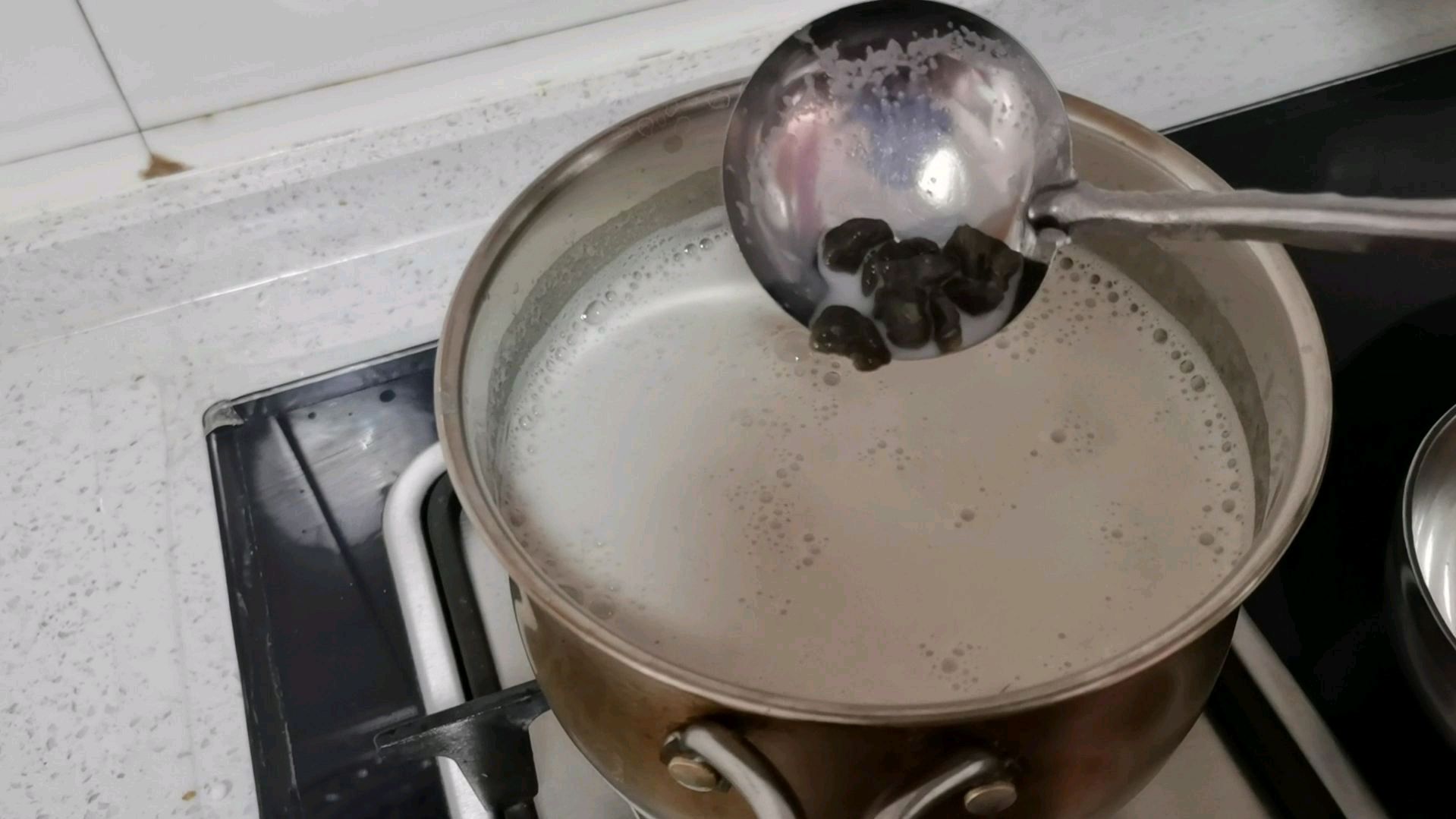 在内蒙还能吃到海南特色小吃:鸡屎藤粑仔。真幸福。80后儿时记忆