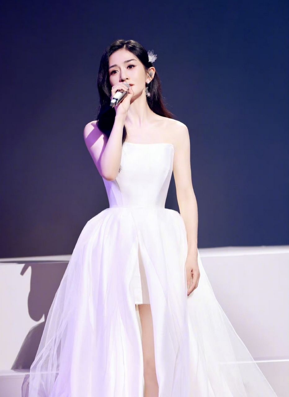 原因是谢娜在彩排时和其他姐姐分享自己的过去事情,忍不住落泪