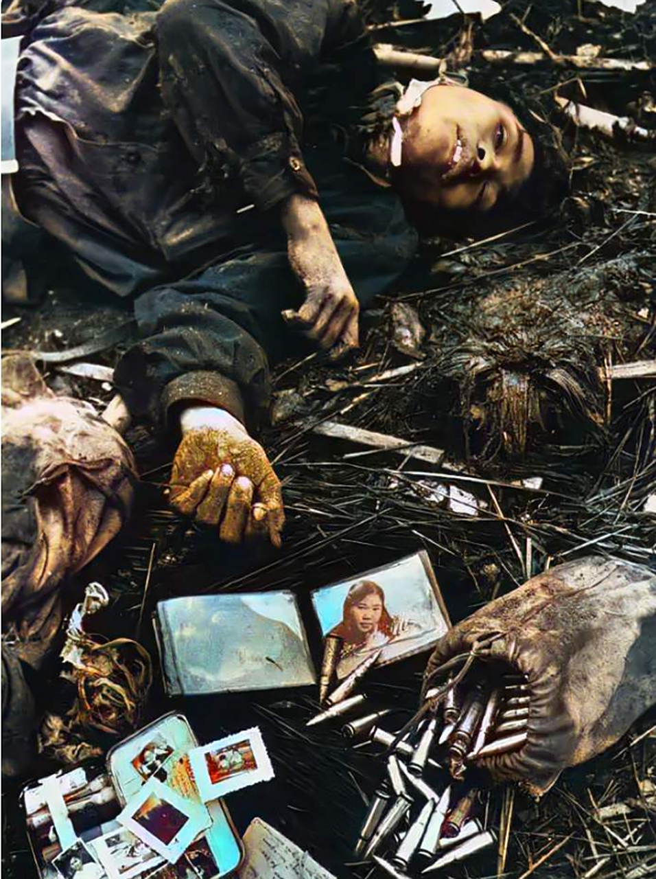 越南战争真实照片,一名北越侦察兵在战斗中阵亡,在他咽气最后一刻拿出
