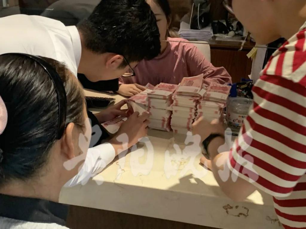 贵阳保洁阿姨拎65万现金全款买房!售楼部懵了