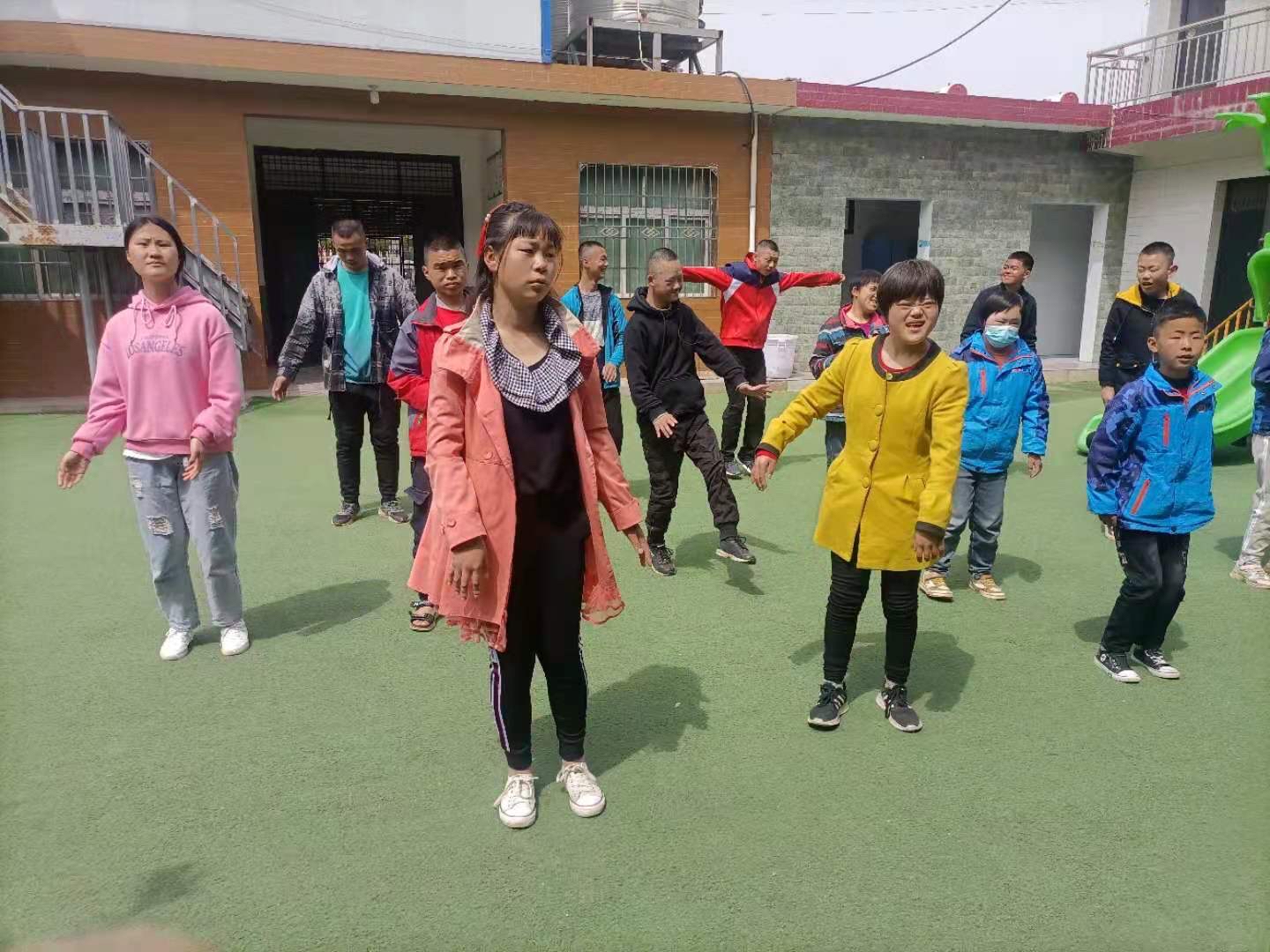 相约周至·向善而行|西安书画家走进周至县楼观台聋哑学校献爱心