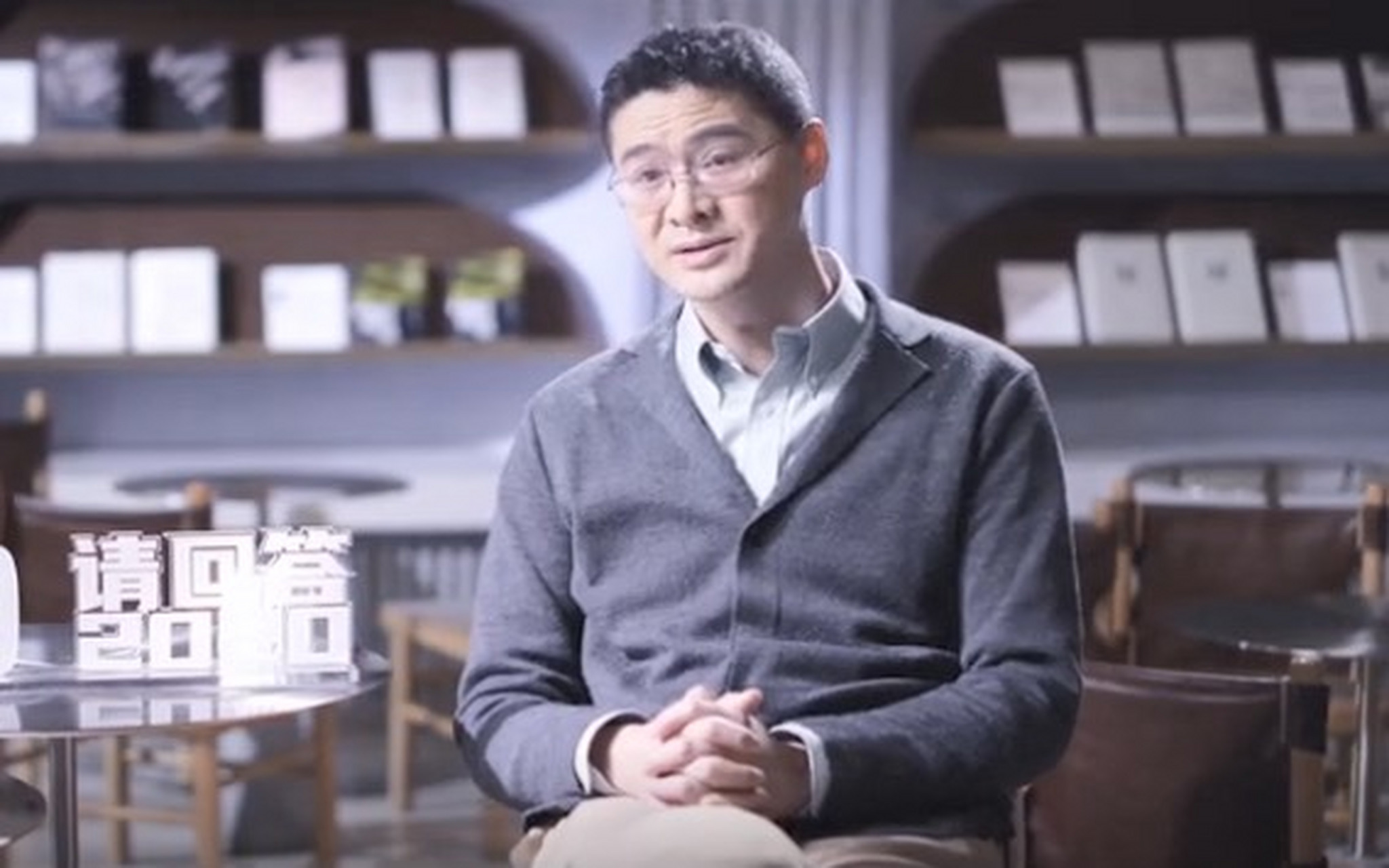 我不太知道罗翔到底是做什么的,但最近,被他在《请回答2020》中的一段