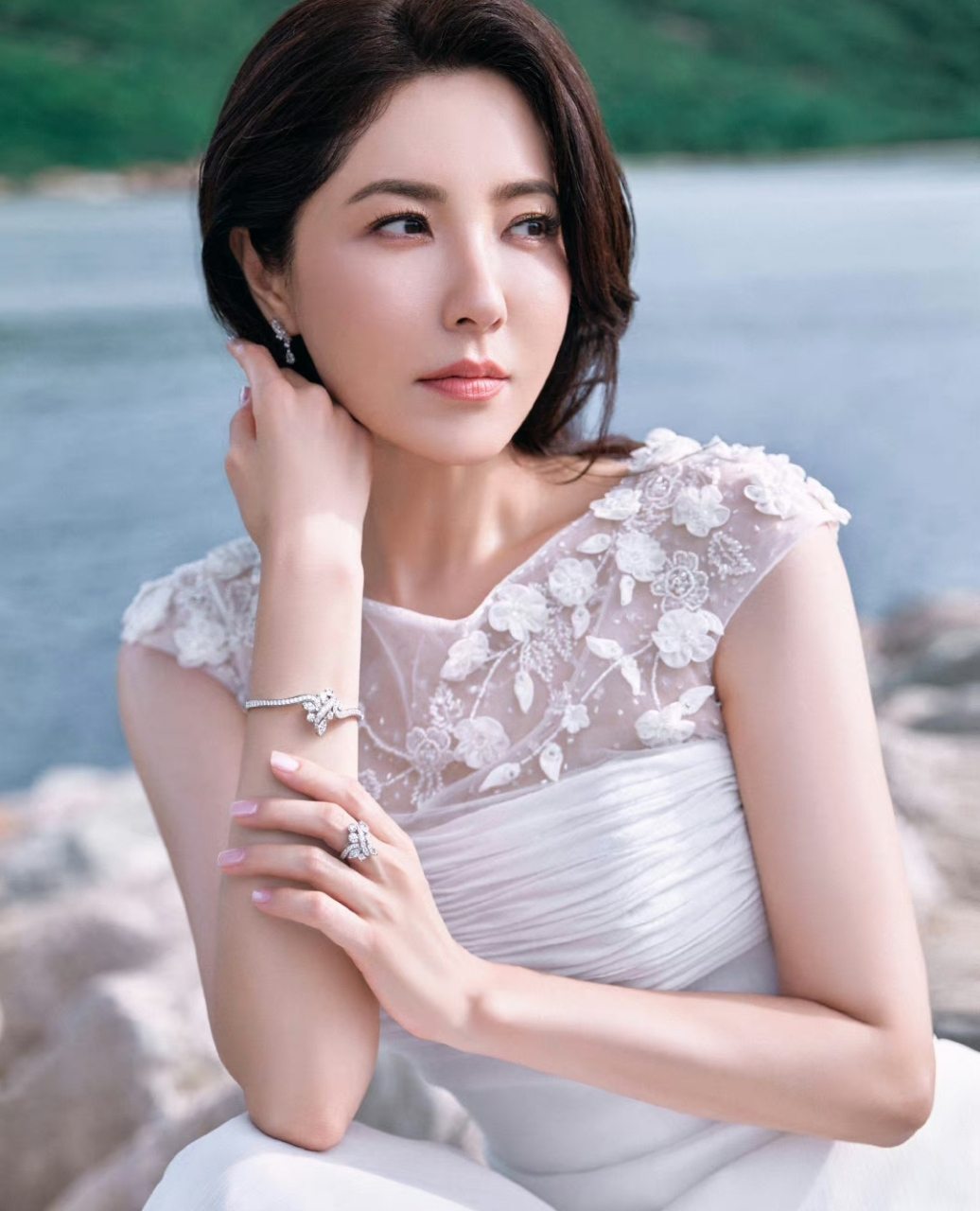 曾黎再晒江边美照,穿着白色纱织礼服好像婚纱,她现在凭借颜值已经出圈