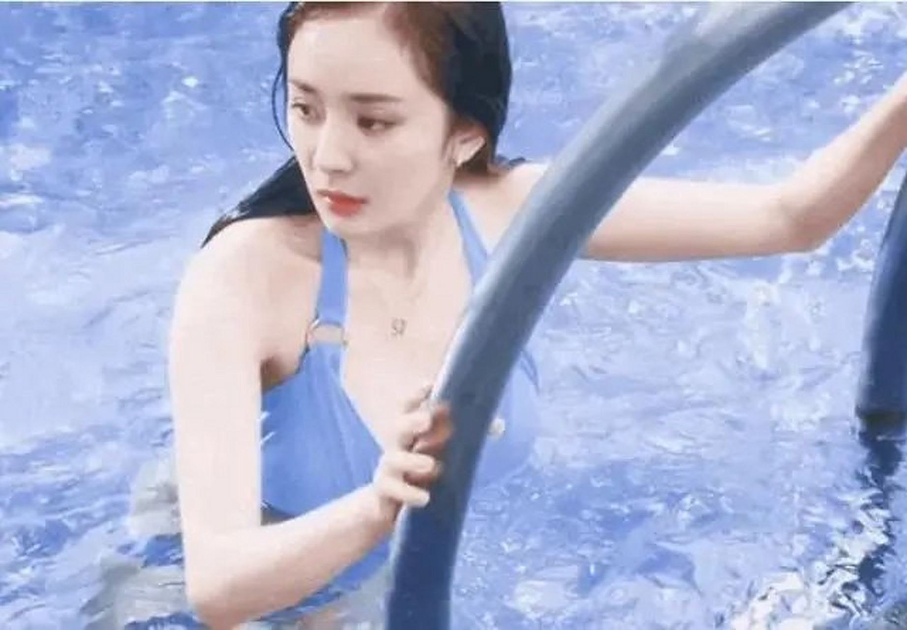 看了杨幂在《八星报喜》的游泳动图,不得不说,杨幂的身材实在太好了.