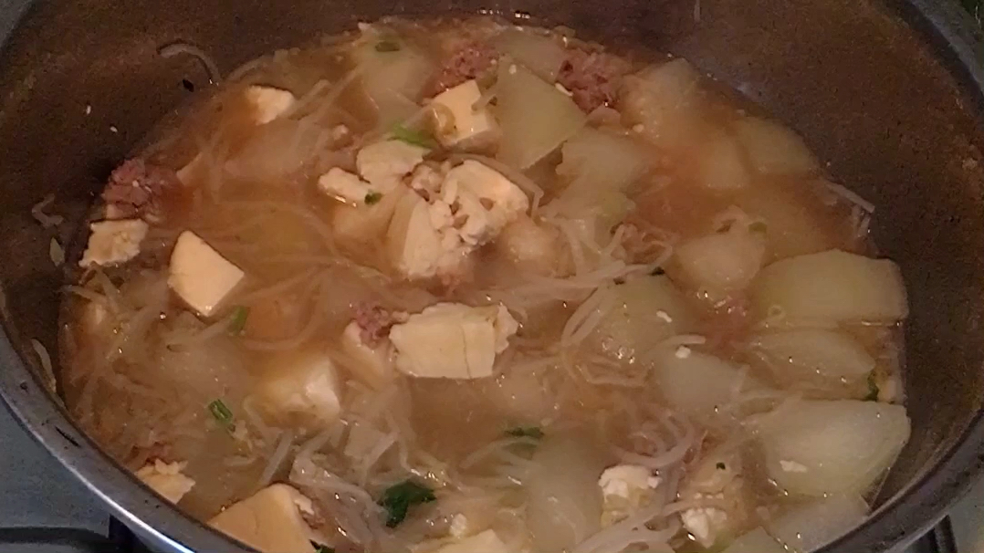 用拌馅的小窍门做了一大锅冬瓜丸子汤,丸子各个成型,吃的很过瘾
