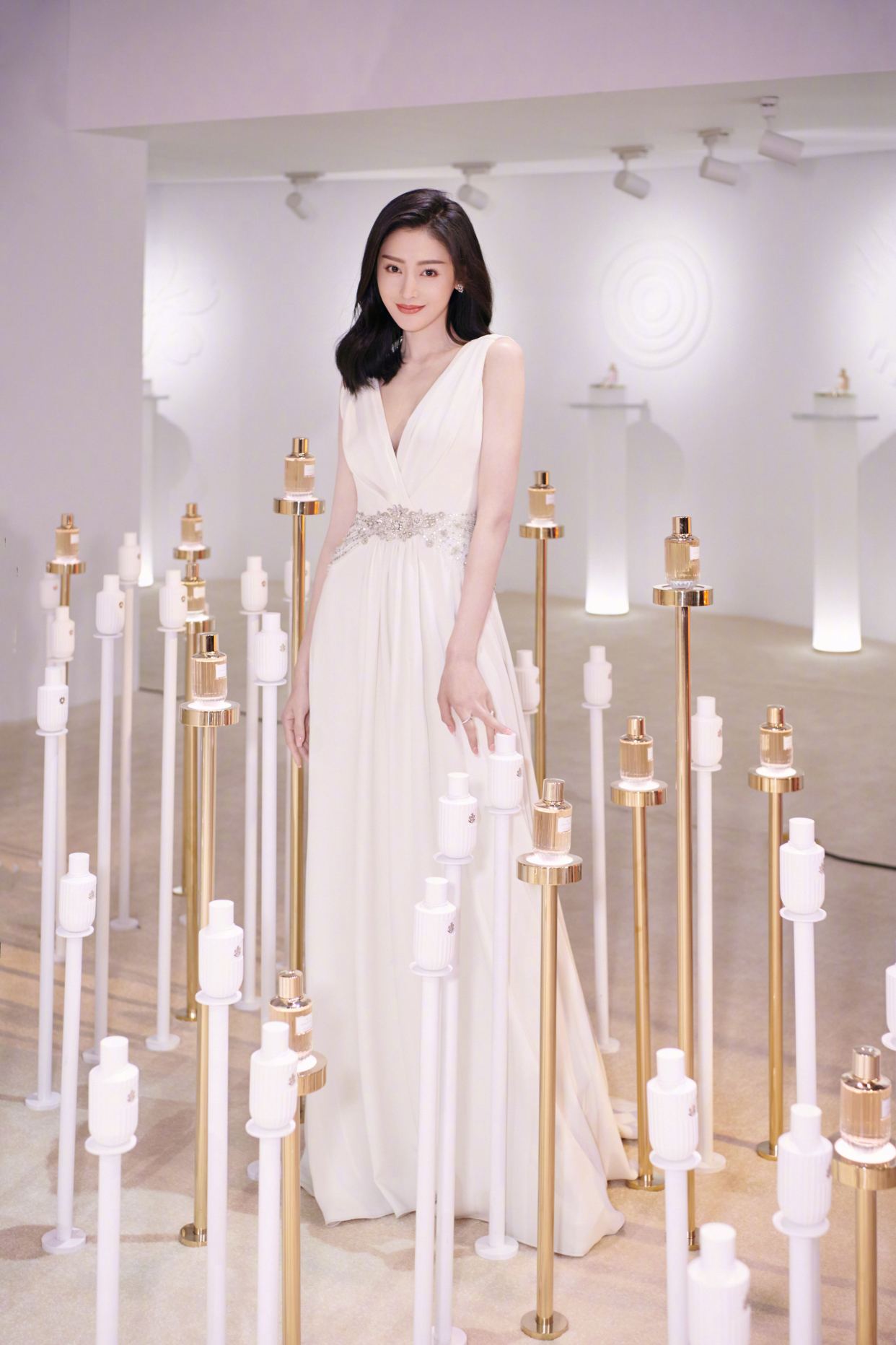 张天爱广告大片,一袭白裙,貌若天仙,美艳动人