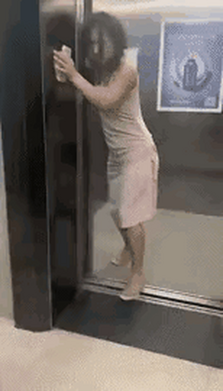 近日,一名女子颤颤巍巍地从电梯里扶着门框走出来,貌似穿着睡衣,头发